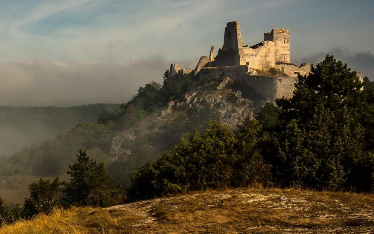 Апартаменты Palatin Чахтице Экстерьер фото